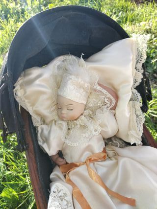 Cochecito de muñecas antiguo de mimbre