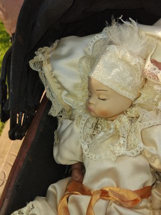 Cochecito de muñecas antiguo de mimbre