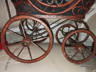 Cochecito de muñecas antiguo de mimbre