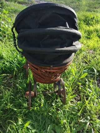 Cochecito de muñecas antiguo de mimbre