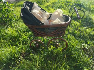 Cochecito de muñecas antiguo de mimbre