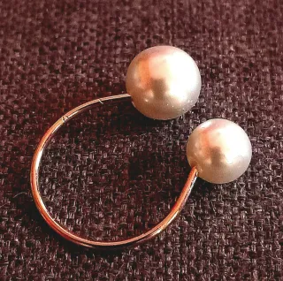 Anello acciaio color oro con perle. Regolabile .