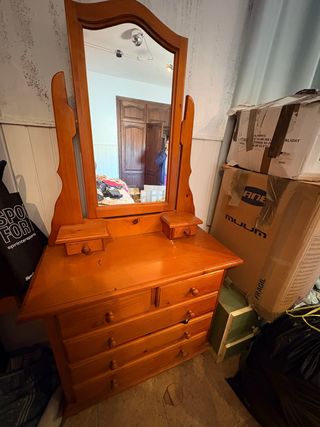 Tocador de madera con espejo y cabecero
