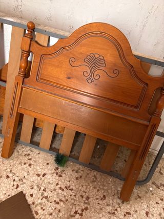 Tocador de madera con espejo y cabecero