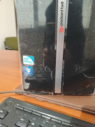 PC Packard Bell, monitor, teclado y llave wifi