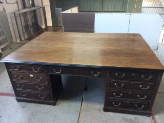 Mesa de despacho grande de madera