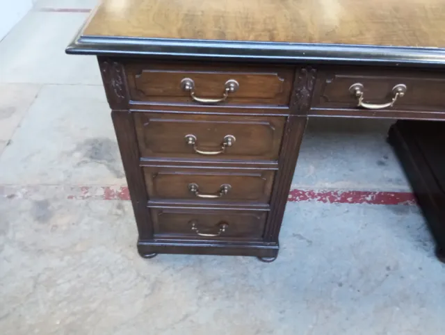 Mesa de despacho grande de madera