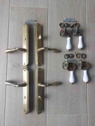 Manillas y herrajes para puertas