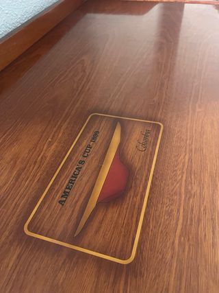 Escritorio de madera marrón