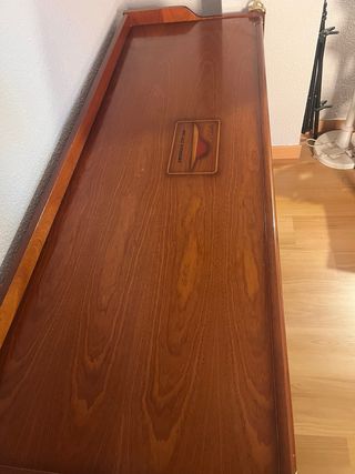 Escritorio de madera marrón