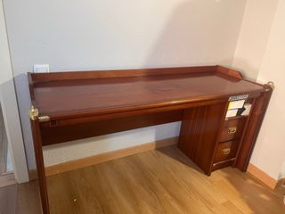 Escritorio de madera marrón