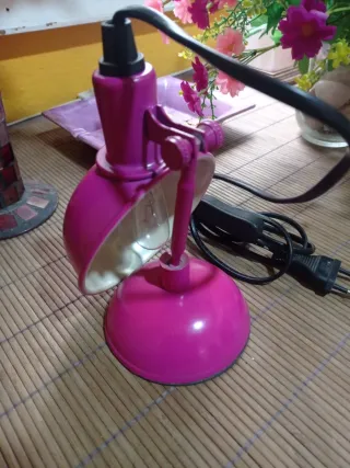 Flexo de metal, vintage, rosa fucsia.