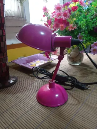 Flexo de metal, vintage, rosa fucsia.