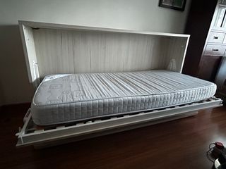 Cama abatible horizontal con mesa