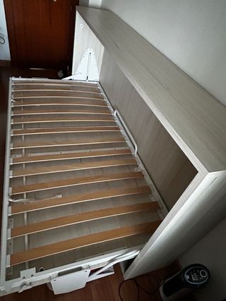 Cama abatible horizontal con mesa