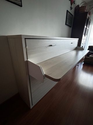 Cama abatible horizontal con mesa