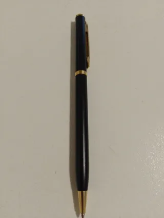 Bolígrafo negro y dorado
