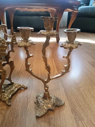 Reloj de sobremesa dorado con candelabros a juego