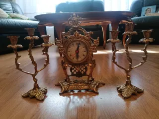 Reloj de sobremesa dorado con candelabros a juego