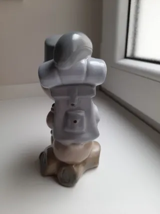 Figura Disney  de porcelana pato  excursionista