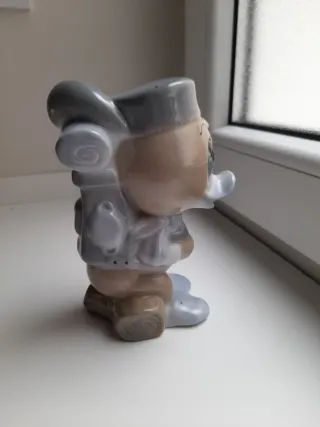 Figura Disney  de porcelana pato  excursionista