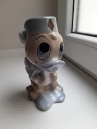 Figura Disney  de porcelana pato  excursionista