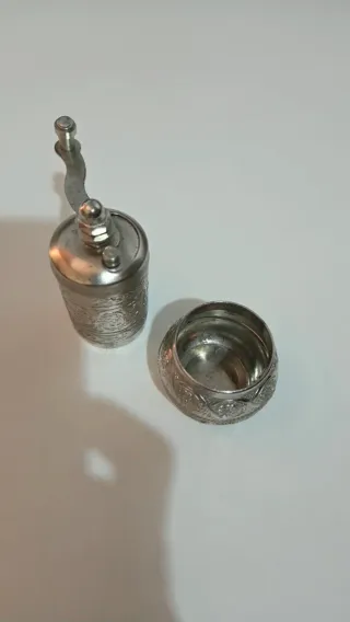 Molinillo de especias/café metal plata.