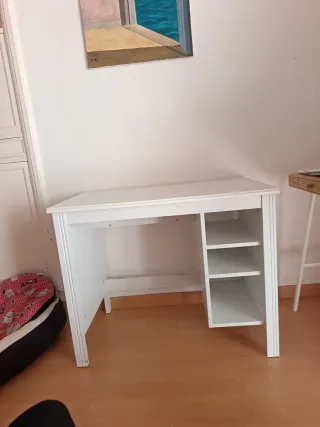 Escritorio blanco con estanterías