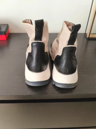 Botas  beige y negras con cremallera