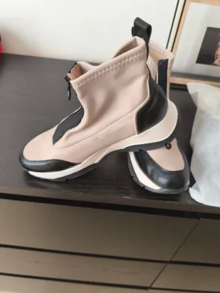 Botas  beige y negras con cremallera