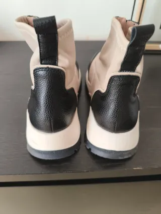 Botas  beige y negras con cremallera