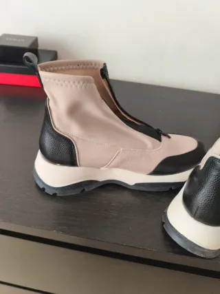 Botas  beige y negras con cremallera