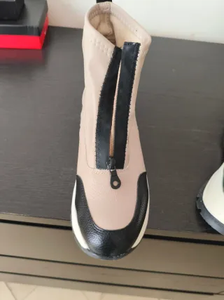 Botas  beige y negras con cremallera