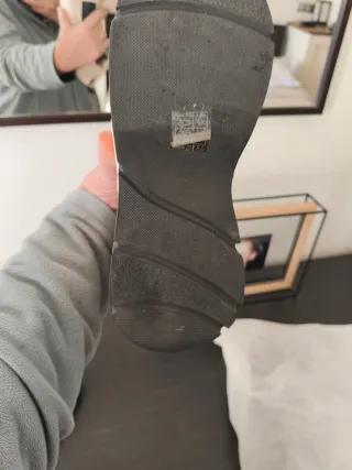 Botas  beige y negras con cremallera