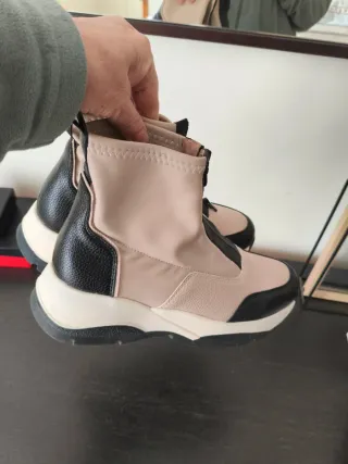 Botas  beige y negras con cremallera