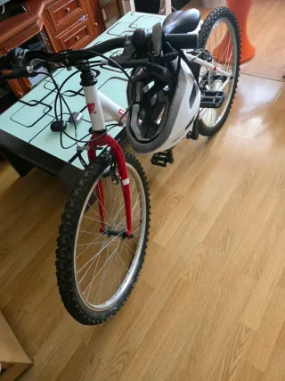 Bicicleta de montaña blanca y roja