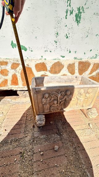 Jardinera antigua de piedra y terracota