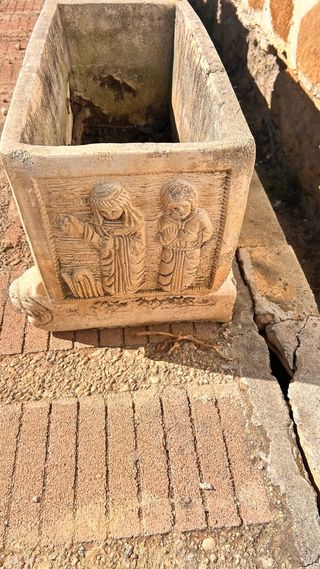 Jardinera antigua de piedra y terracota