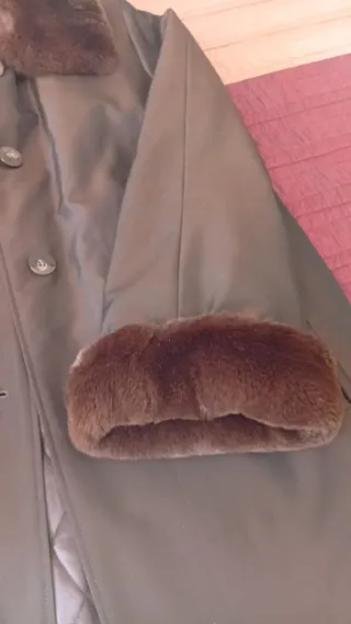 Gabardina verde oliva con cuello y puños de pelo