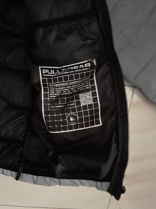 Chaqueta acolchada gris Bershka