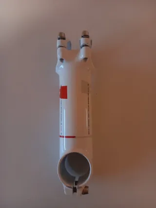 Potencia de bicicleta blanca