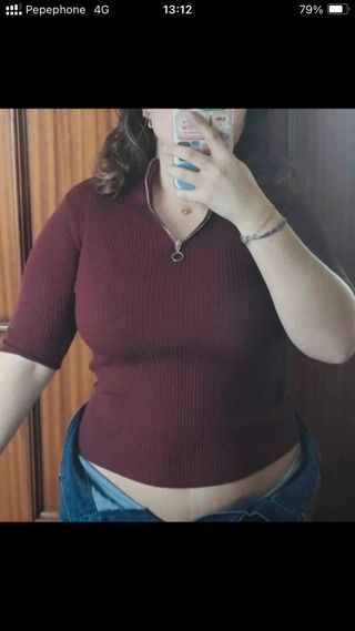 Camiseta canalé Bershka burdeos.