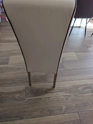 Silla de comedor beige y marrón