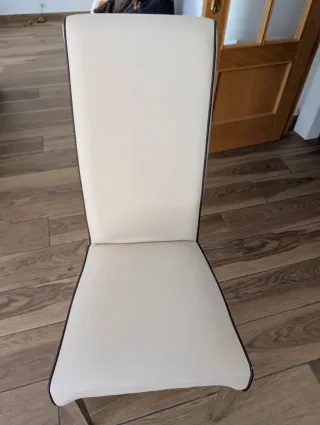 Silla de comedor beige y marrón