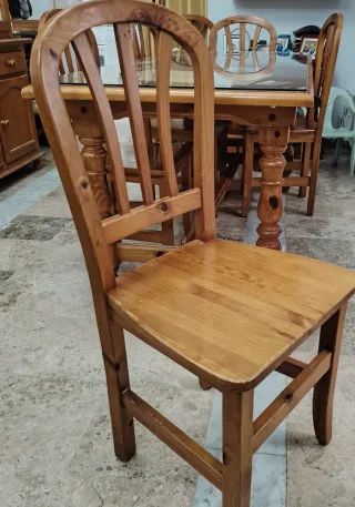 Mesa de comedor de madera con sillas