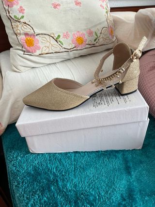Zapatos dorados de tacón con adornos