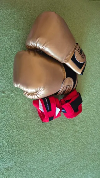 Guantes de boxeo dorados y vendas rojas niño 7-10
