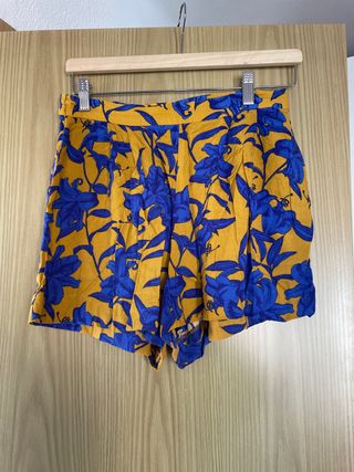 Bermudas florales amarillas y azules