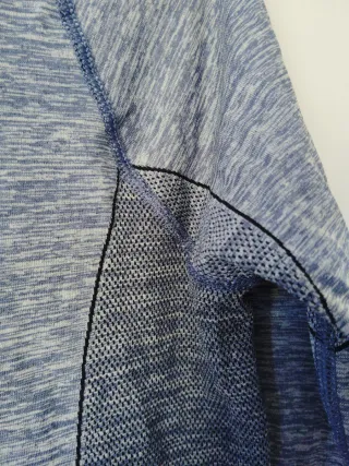 Camiseta térmica azul y gris