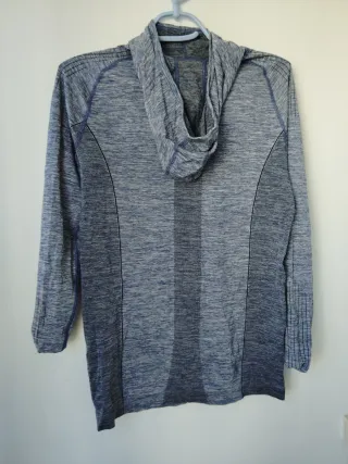 Camiseta térmica azul y gris